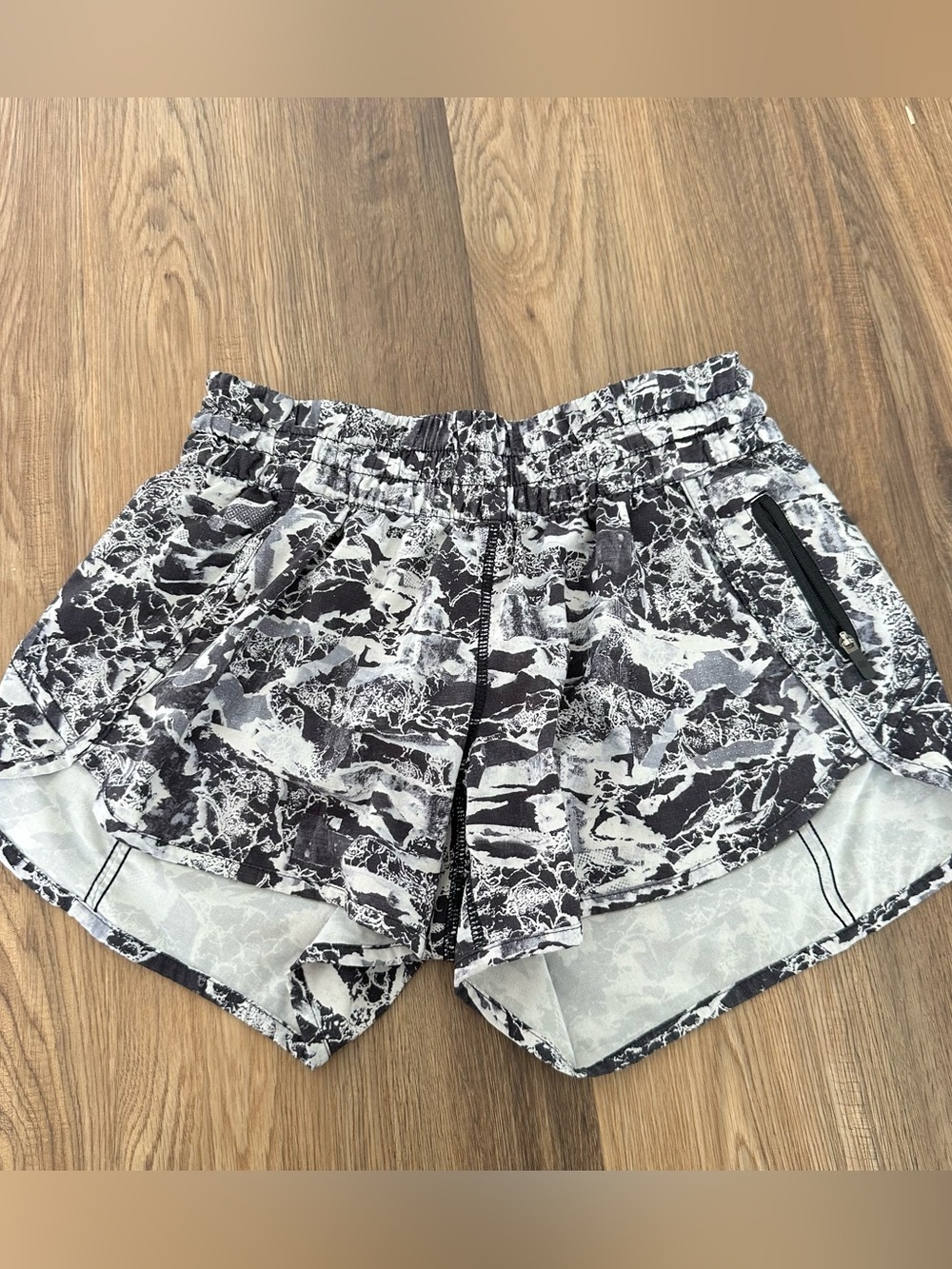 Lululemon Tracker Shorts V 4" Lined Alpine Black White Womens 6 Swift Running